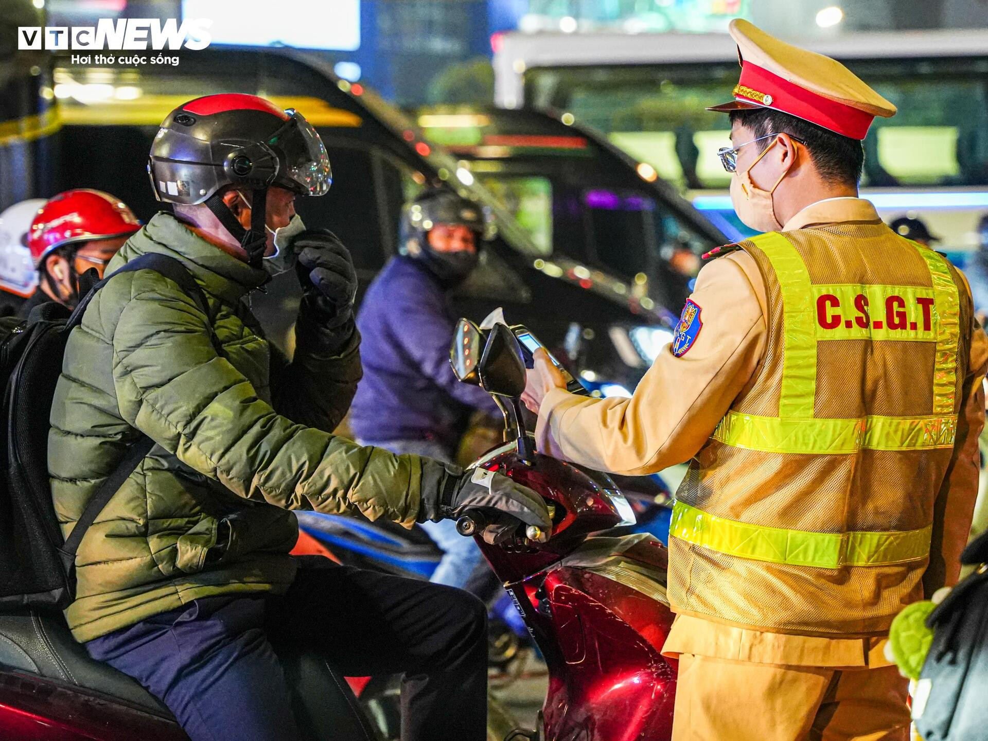 Tài xế bị phạt đến 8 triệu đồng sau khi uống rượu mừng sinh nhật cháu gái插图2 Tài xế bị phạt đến 8 triệu đồng sau khi uống rượu mừng sinh nhật cháu gái - 3