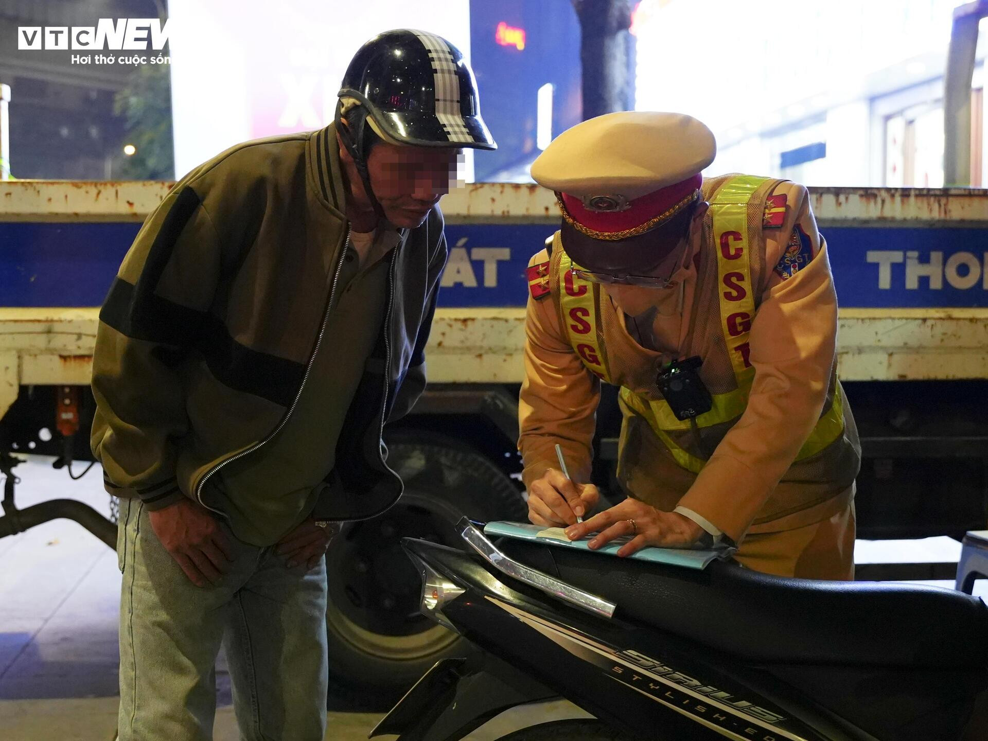 Tài xế bị phạt đến 8 triệu đồng sau khi uống rượu mừng sinh nhật cháu gái - 7