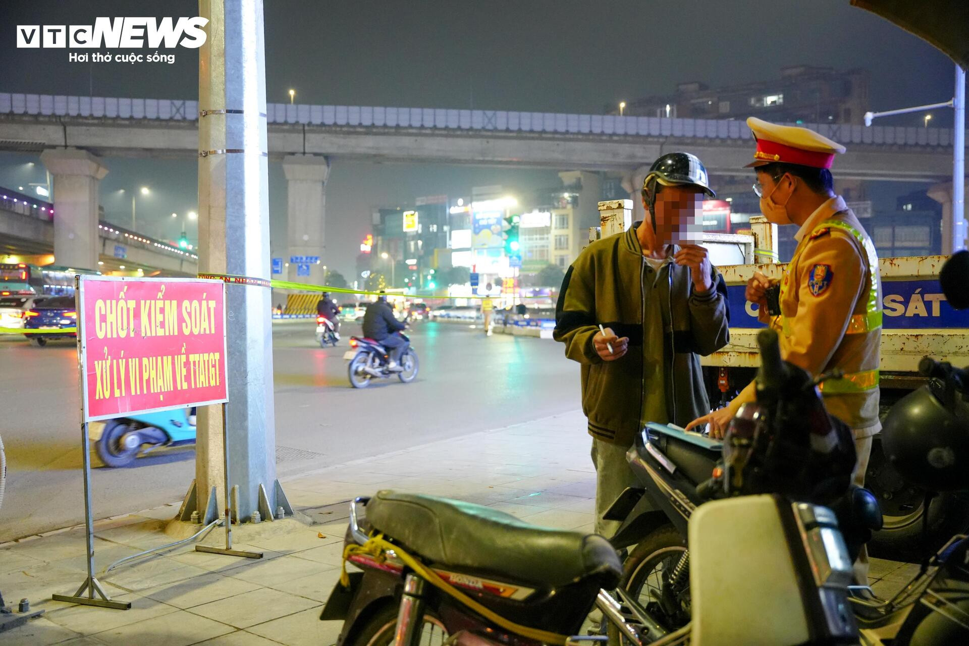 Tài xế bị phạt đến 8 triệu đồng sau khi uống rượu mừng sinh nhật cháu gái插图12 Tài xế bị phạt đến 8 triệu đồng sau khi uống rượu mừng sinh nhật cháu gái - 13