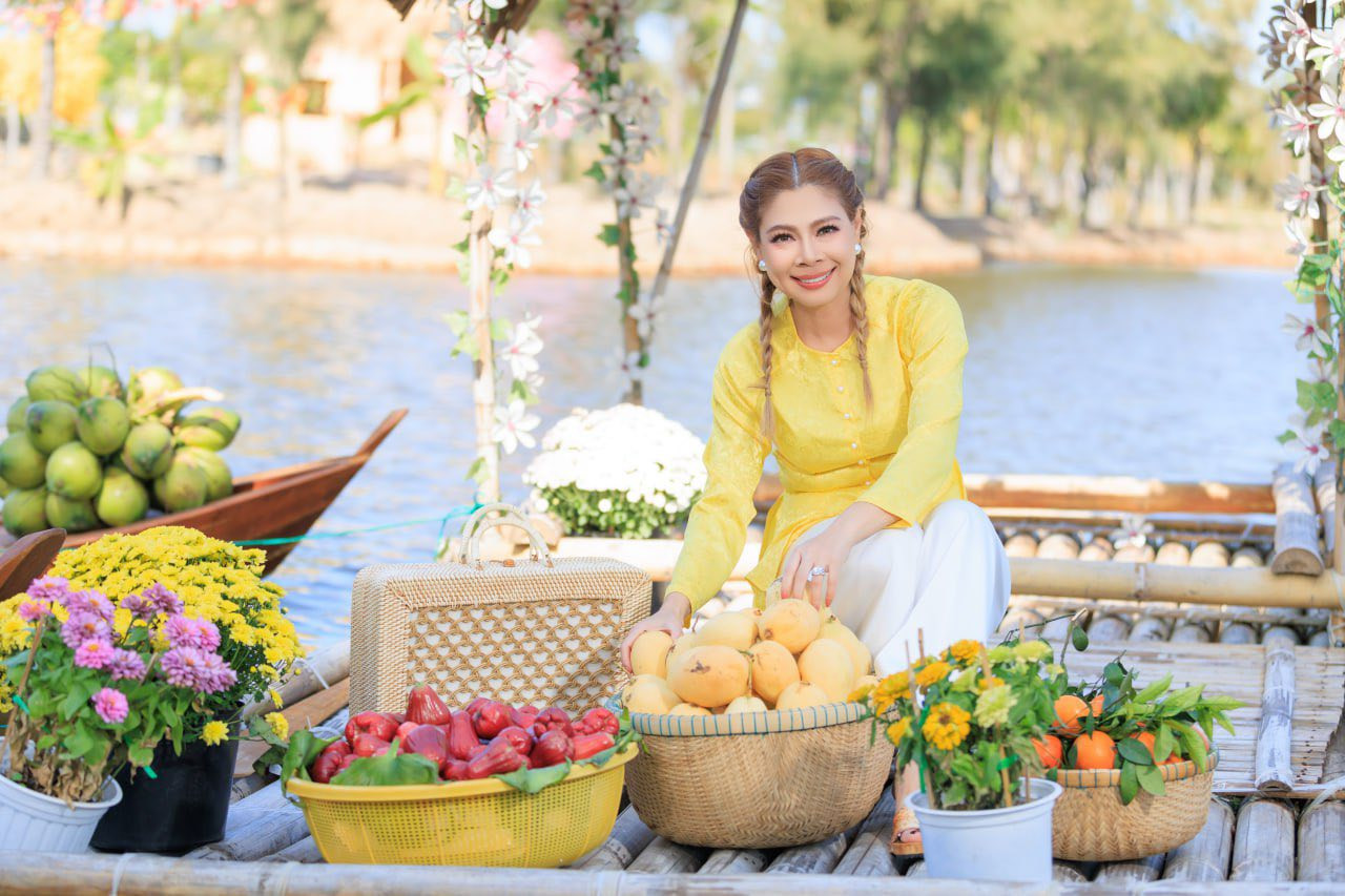 Về Việt Nam, Thanh Thảo bện tóc 2 bên 'cưa sừng' khoe nhan sắc thời 'búp bê'  - Ảnh 6.