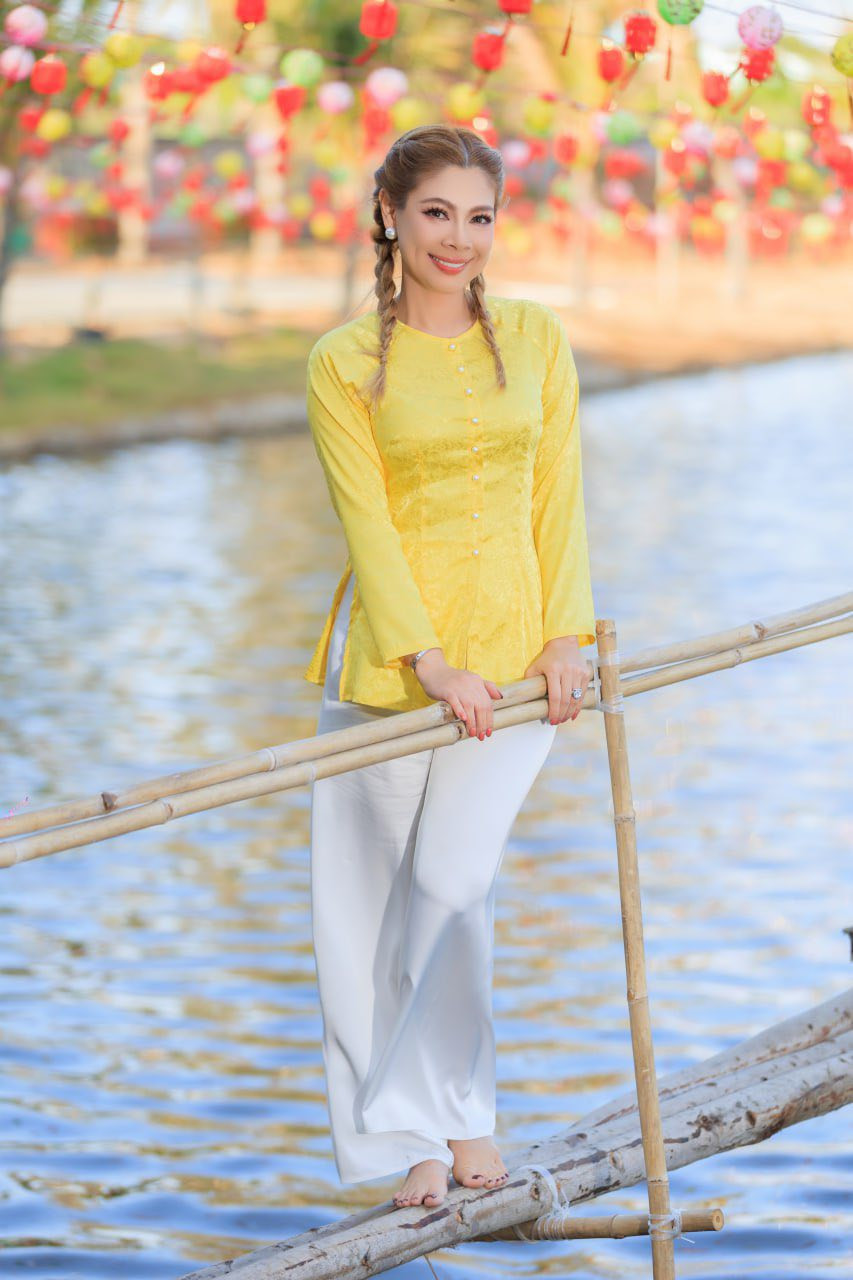 Về Việt Nam, Thanh Thảo bện tóc 2 bên 'cưa sừng' khoe nhan sắc thời 'búp bê' - Ảnh 9.