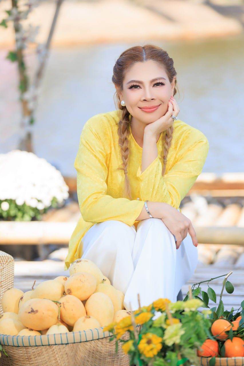 Về Việt Nam, Thanh Thảo bện tóc 2 bên 'cưa sừng' khoe nhan sắc thời 'búp bê' - Ảnh 3.