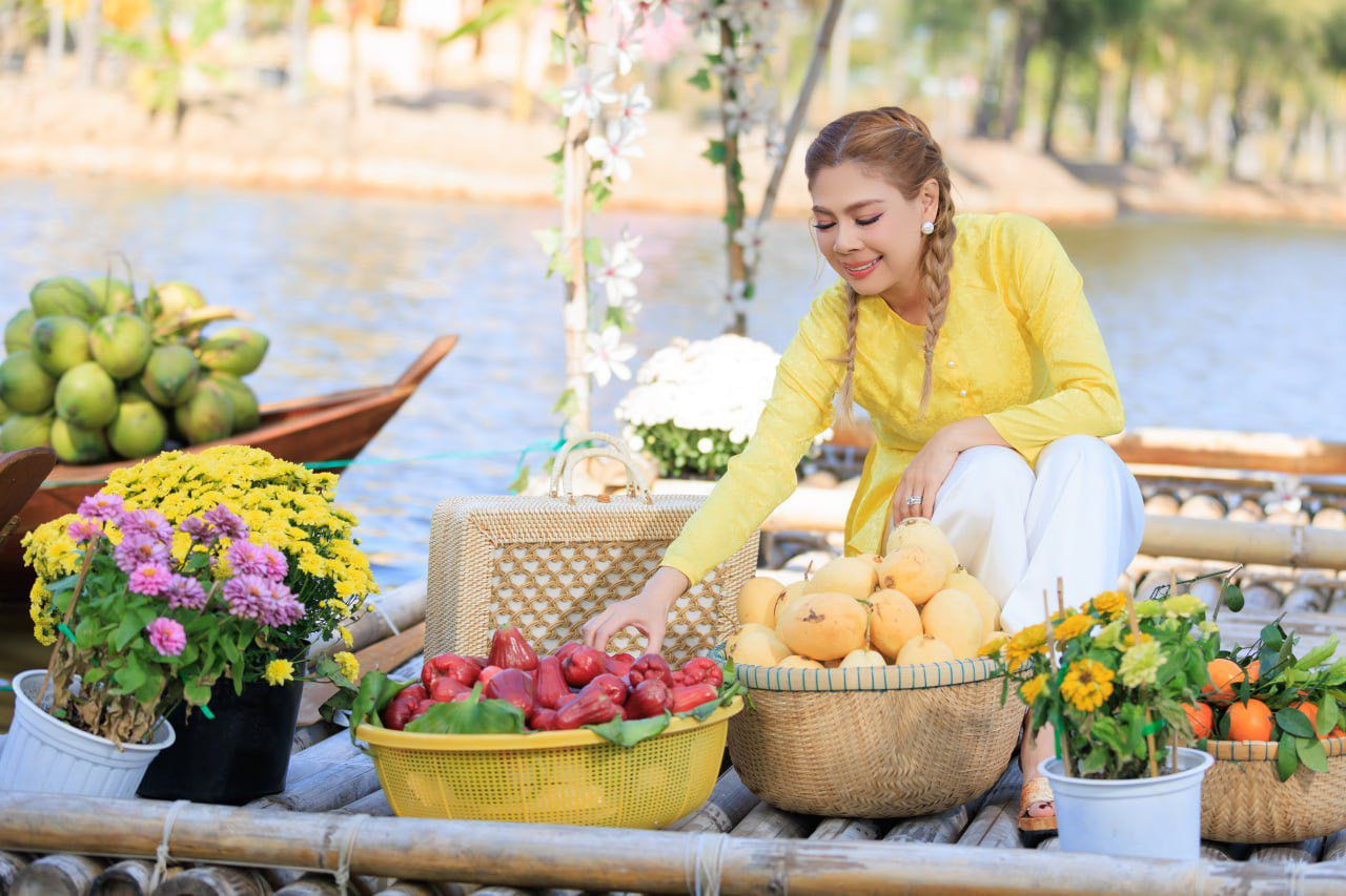 Về Việt Nam, Thanh Thảo bện tóc 2 bên 'cưa sừng' khoe nhan sắc thời 'búp bê' - Ảnh 5.