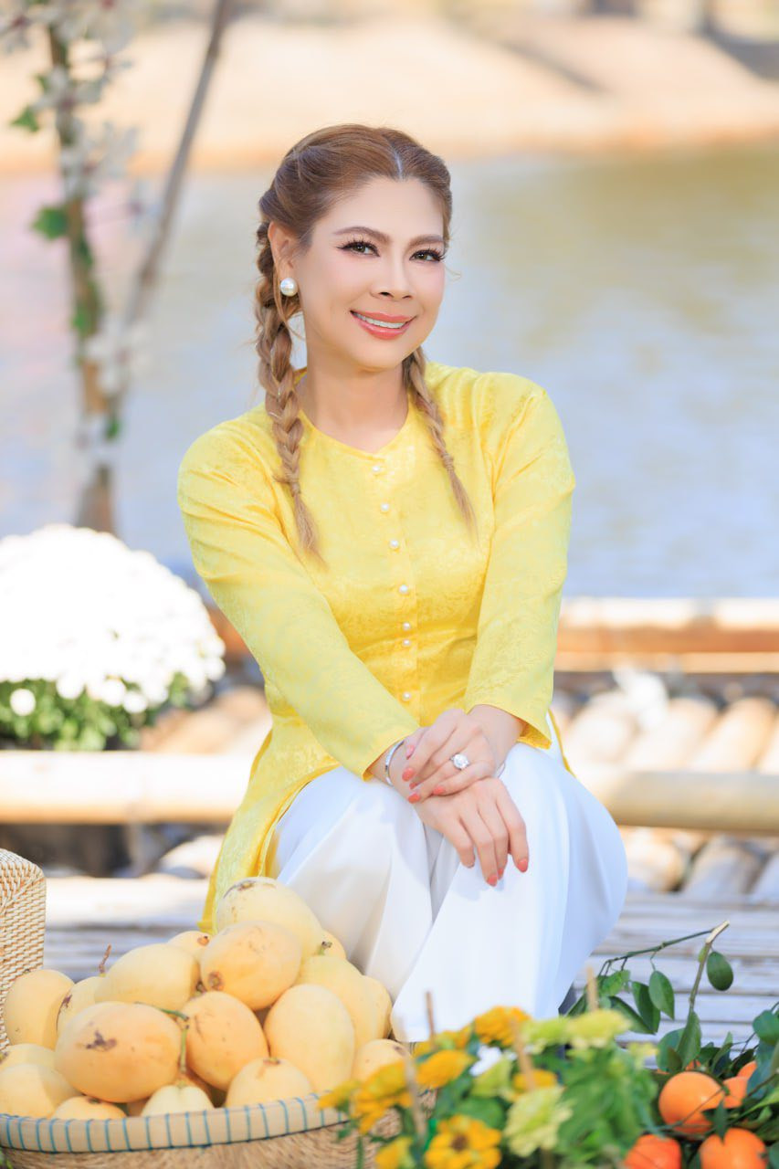 Về Việt Nam, Thanh Thảo bện tóc 2 bên 'cưa sừng' khoe nhan sắc thời 'búp bê' - Ảnh 4.