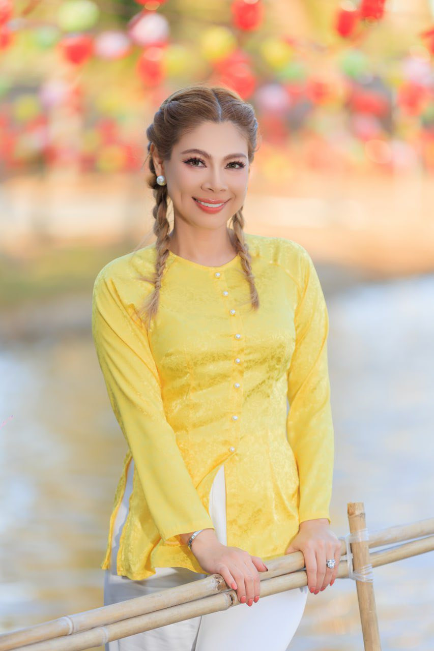 Về Việt Nam, Thanh Thảo bện tóc 2 bên 'cưa sừng' khoe nhan sắc thời 'búp bê' - Ảnh 10.