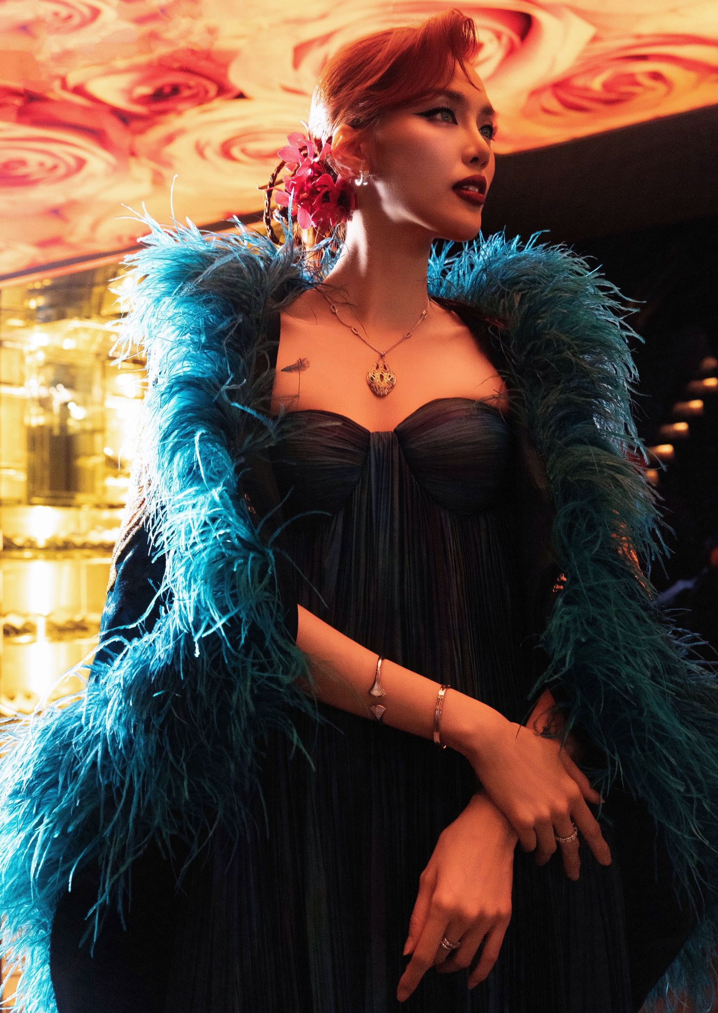 Thường xuyên dự tiệc với những phụ kiện đắt hàng trăm triệu, Lan Khuê giàu ra sao? - Ảnh 3.