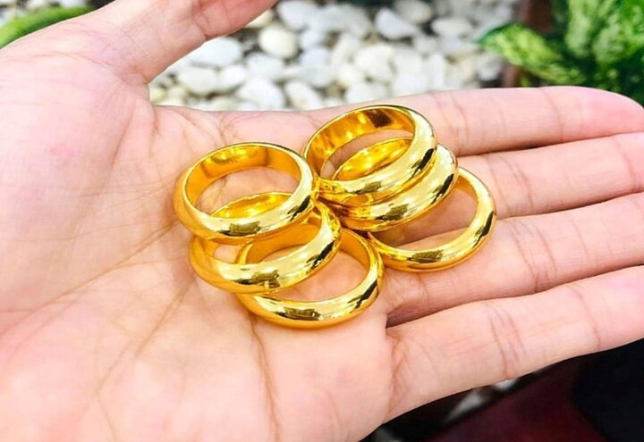 Không về quê ngày Tết, tôi vừa kiếm thêm được tiền tăng ca, vừa tiết kiệm được tiền biếu xén, tiêu pha để mua vàng. (Ảnh minh họa: Pinterest)