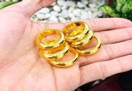 Không về quê ngày Tết, tôi vừa kiếm thêm được tiền tăng ca, vừa tiết kiệm được tiền biếu xén, tiêu pha để mua vàng. (Ảnh minh họa: Pinterest)