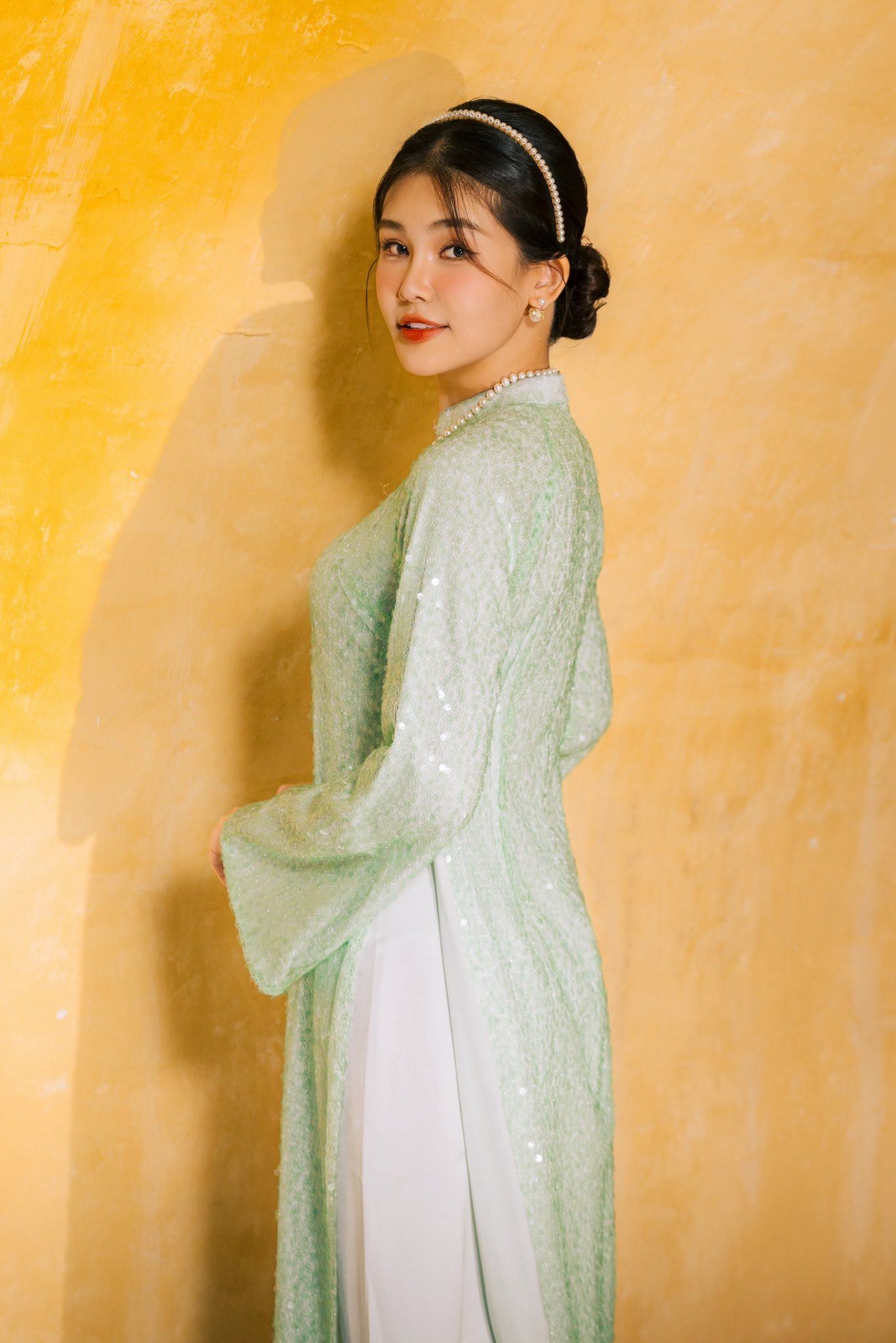 Vợ chồng Hoa hậu Lê Âu Ngân Anh đưa con trai đi chơi Tết sớm - Ảnh 5.