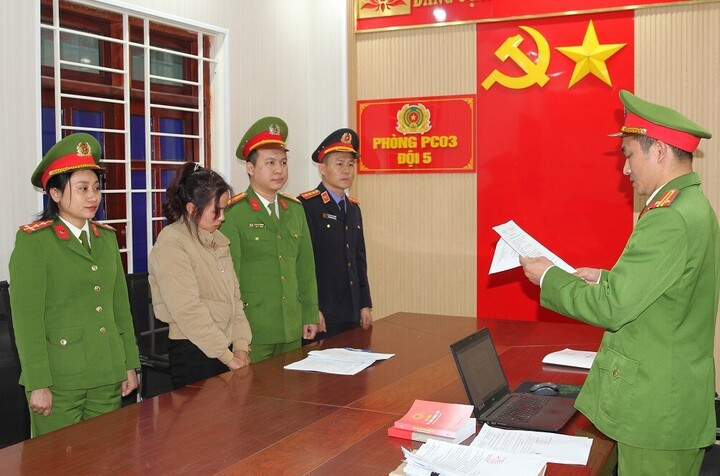 Cơ quan Cảnh sát điều tra Công an tỉnh Nghệ An đọc lệnh khởi tố vụ án, khởi tố bị can đối với Lê Thị Lộc