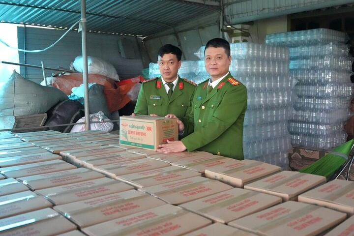 Lực lượng Công an thu giữ hàng trăm thùng cát tông chứa giấm giả do Lê Thị Lộc sản xuất