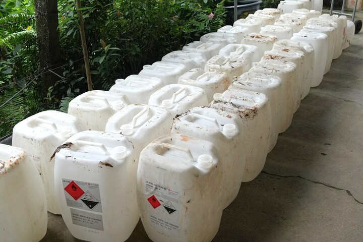 Can chứa axit acetic công nghiệp mà Lê Thị Lộc mua về để pha chế, sản xuất giấm giả