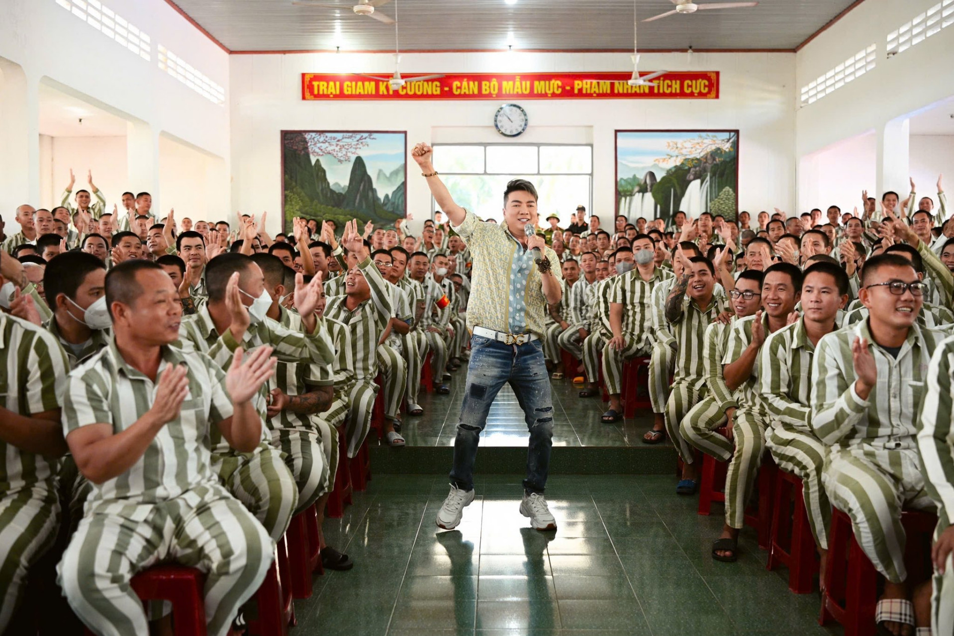 Ca sĩ Đàm Vĩnh Hưng tìm bình yên sau biến cố, mở quán bán cà phê ở tuổi 55插图3 batch_618860253_3509344105908705_1149629866946143616_n.jpg