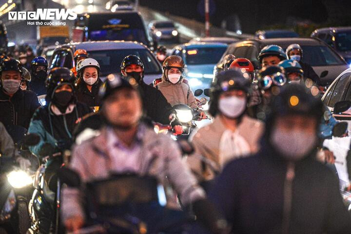 Ngày cận Tết, nhu cầu đi lại tăng cao gây ra cảnh ách tắc giao thông trên nhiều tuyến đường dù ngoài giờ cao điểm. (Ảnh minh họa: Viên Minh)