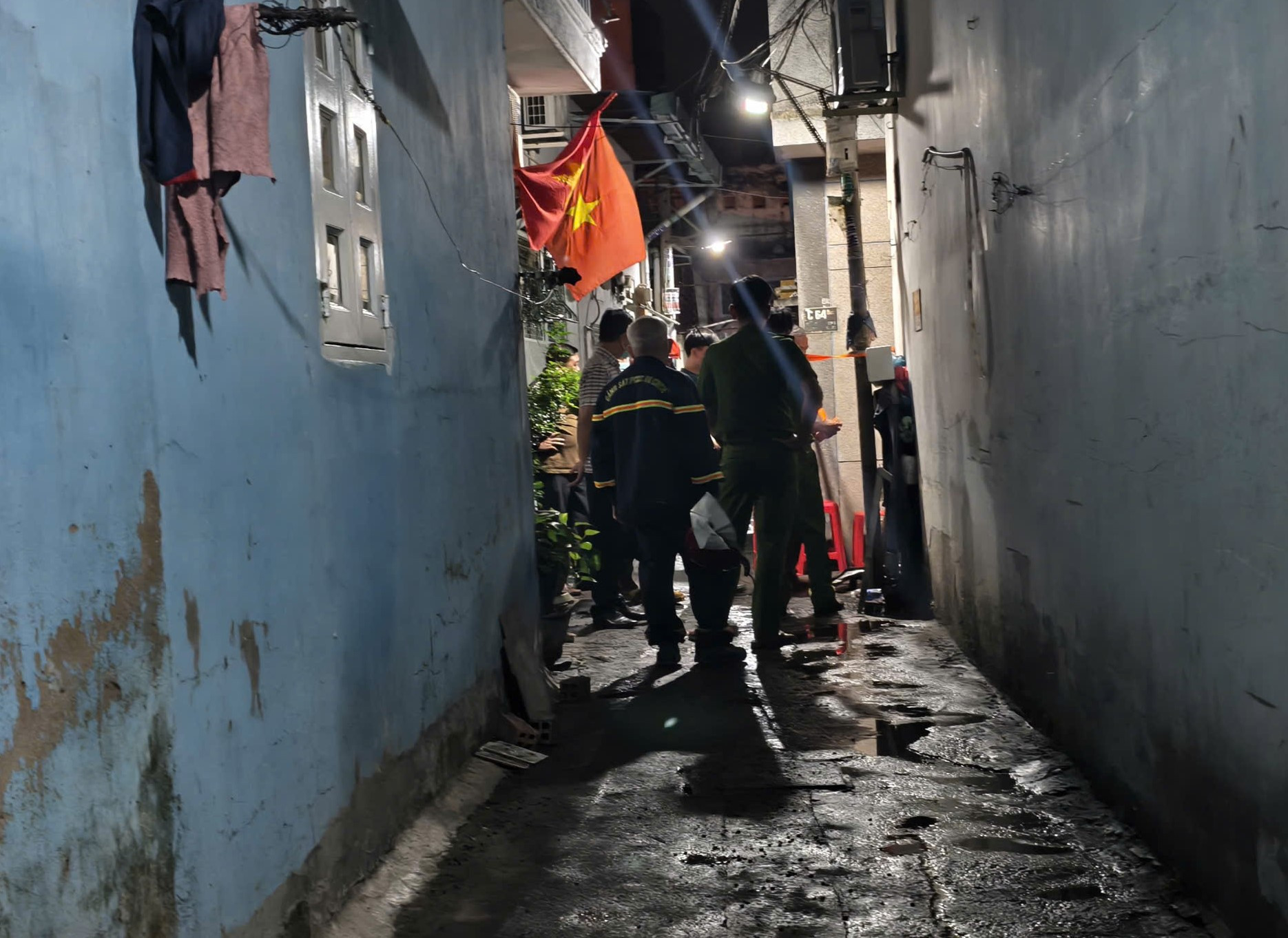 Cháy nhà hai tầng trong hẻm nhỏ ở TPHCM, ba mẹ con tử vong插图 z7502244867307_f7ea0393503d76f91c15318354b8b6b4.jpg