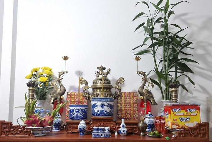 Bao sái bàn thờ, rút tỉa chân nhang cuối năm cần làm đúng thời điểm để đảm bảo sự trang nghiêm. (Ảnh: Group Trang trí bàn thờ)