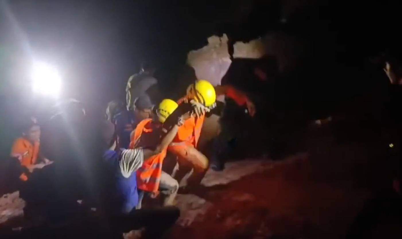 Sạt lở tại mỏ khai thác thiết, 6 công nhân tử vong thương tâm - Ảnh 1.