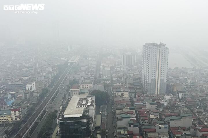 Bầu trời Hà Nội đặc quánh sương mù và bụi mịn sáng 5/2. (Ảnh: Viên Minh)