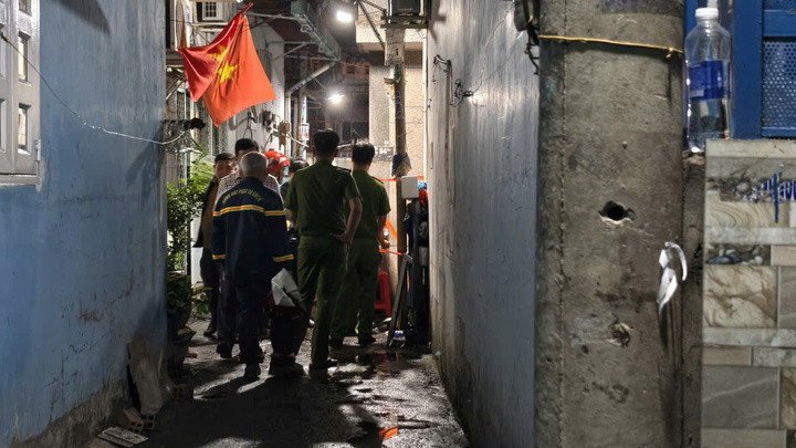 Lực lượng chức năng phong toả hiện trường, điều tra nguyên nhân vụ cháy làm 3 mẹ con tử vong thương tâm.