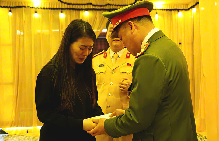 Đại tá Nguyễn Xuân Hùng, Phó Giám đốc Công an tỉnh Thái Nguyên đến thăm hỏi, động viên, chia sẻ nỗi đau mất mát với gia đình Trung tá Lao Hoàng Hải. (Ảnh: Công an Thái Nguyên)