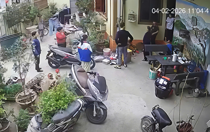 Khi có hàng xóm nhà bà L vào can ngăn thì T mới dừng lại. (Ảnh: Cắt từ clip).