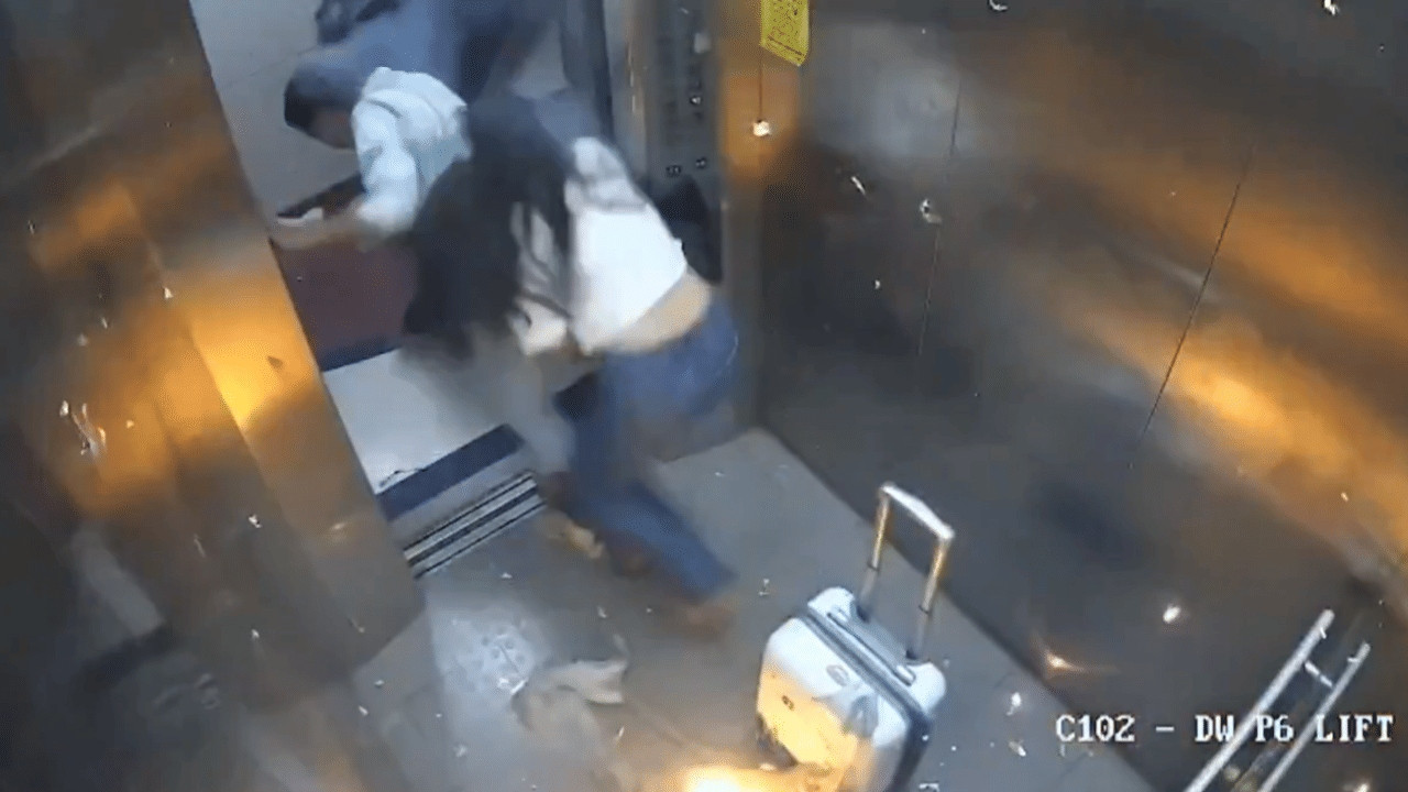 Bóng bay bất ngờ phát nổ trong thang máy, 2 người bị bỏng - Ảnh 1.