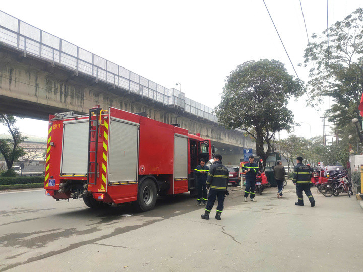 Lực lượng cảnh sát chữa cháy nhanh chóng có mặt dập tắt vụ hỏa hoạn.