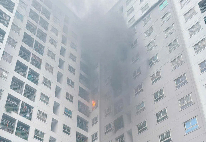 Đám cháy tại tầng 9 toà chung cư.