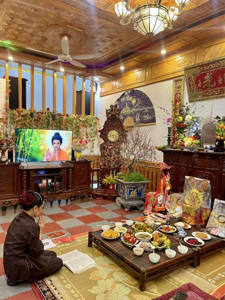 Nhiều gia đình băn khoăn có nên cúng tất niên trước ngày ông Công ông Táo. (Ảnh: Hương Giang)