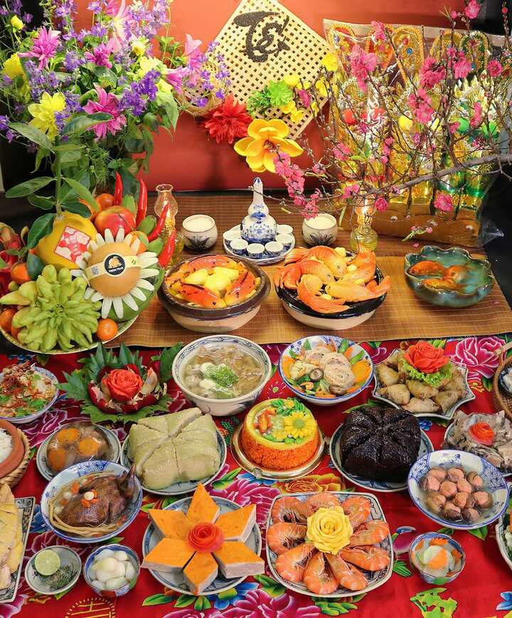 Mâm lễ cúng ông Công, ông Táo thường gồm lễ vật và mâm cỗ chay hoặc mặn. (Ảnh: Vu Thu Huong)