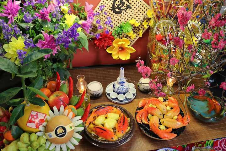 Hoa thơm, quả ngọt, lễ mọn tâm thành kính lễ ông Công ông Táo. (Ảnh: Vu Thu Huong)