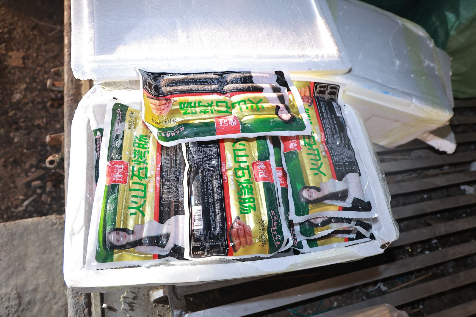 Thu giữ hơn 6 tấn lạp xưởng không rõ nguồn gốc xuất xứ chuẩn bị tuồn ra thị trường - Ảnh 2.