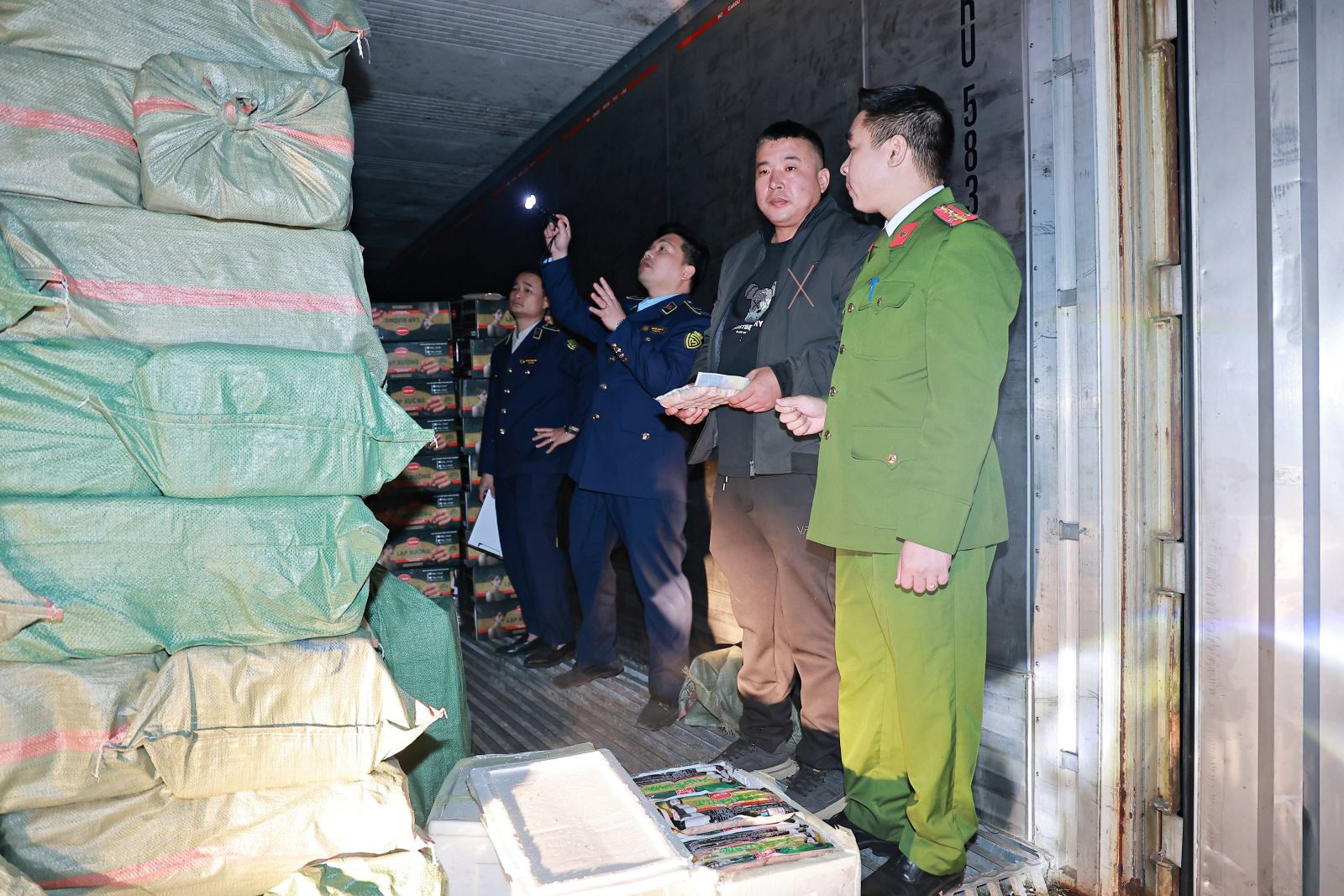 Thu giữ hơn 6 tấn lạp xưởng không rõ nguồn gốc xuất xứ chuẩn bị tuồn ra thị trường - Ảnh 1.