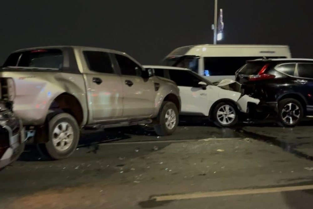 5 ô tô đâm liên hoàn trên cầu Nhật Tân插图1 627734045_4398583003763420_632989267667950468_n.jpg