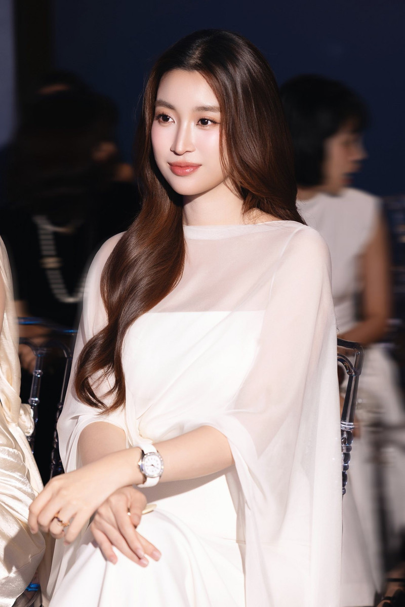 Ái nữ Đỗ Mỹ Linh lần đầu làm vedette gây sốt mạng xã hội 2026 - Ảnh 3.