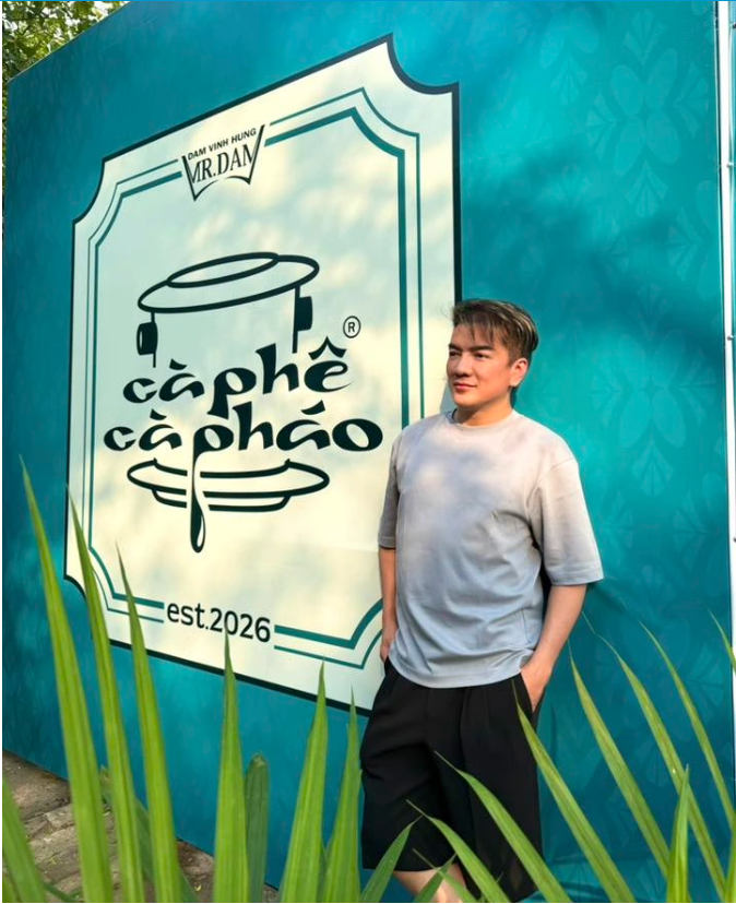 Ca sĩ Đàm Vĩnh Hưng tìm bình yên sau biến cố, mở quán bán cà phê ở tuổi 55 - Ảnh 1.