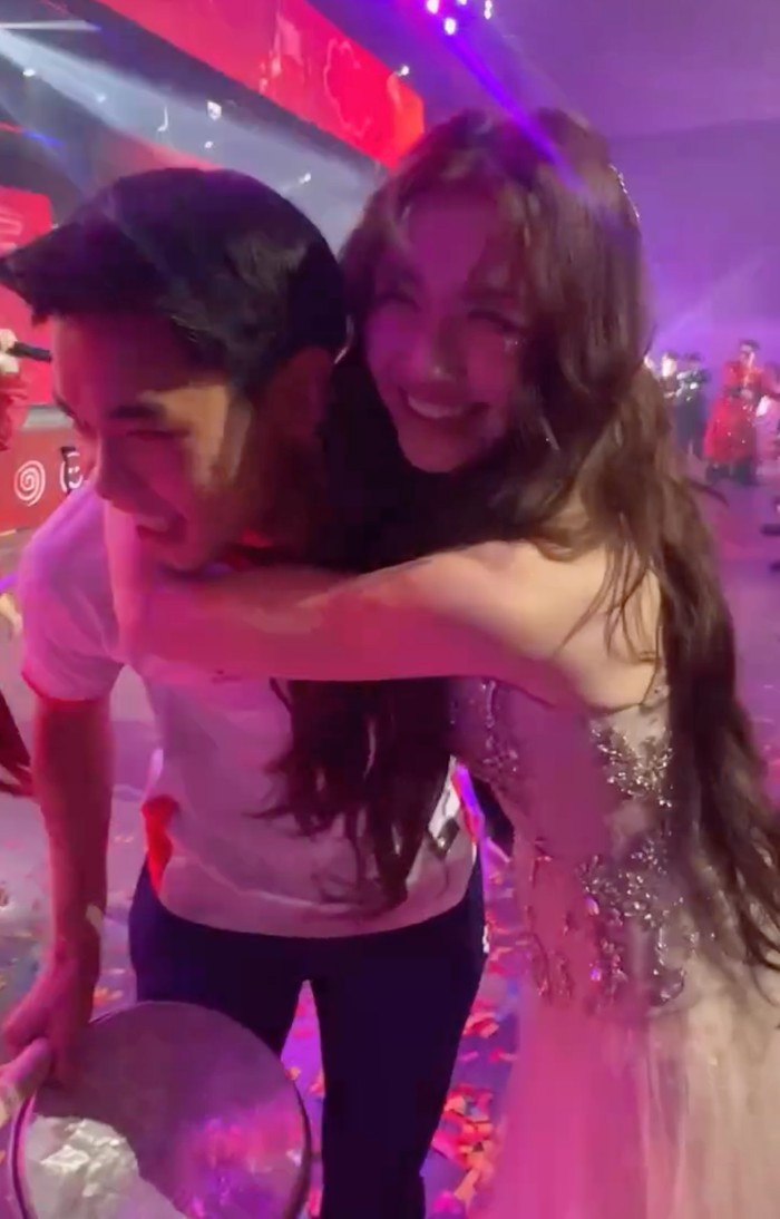 Đình Bắc được Hoà Minzy công khai ôm ngay trên sân khấu插图1 Đình Bắc được Hoà Minzy công khai ôm ngay trên sân khấu - Ảnh 2.