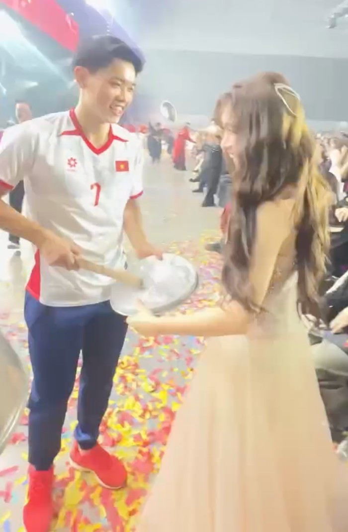 Đình Bắc được Hoà Minzy công khai ôm ngay trên sân khấu插图 Đình Bắc được Hoà Minzy công khai ôm ngay trên sân khấu - Ảnh 1.