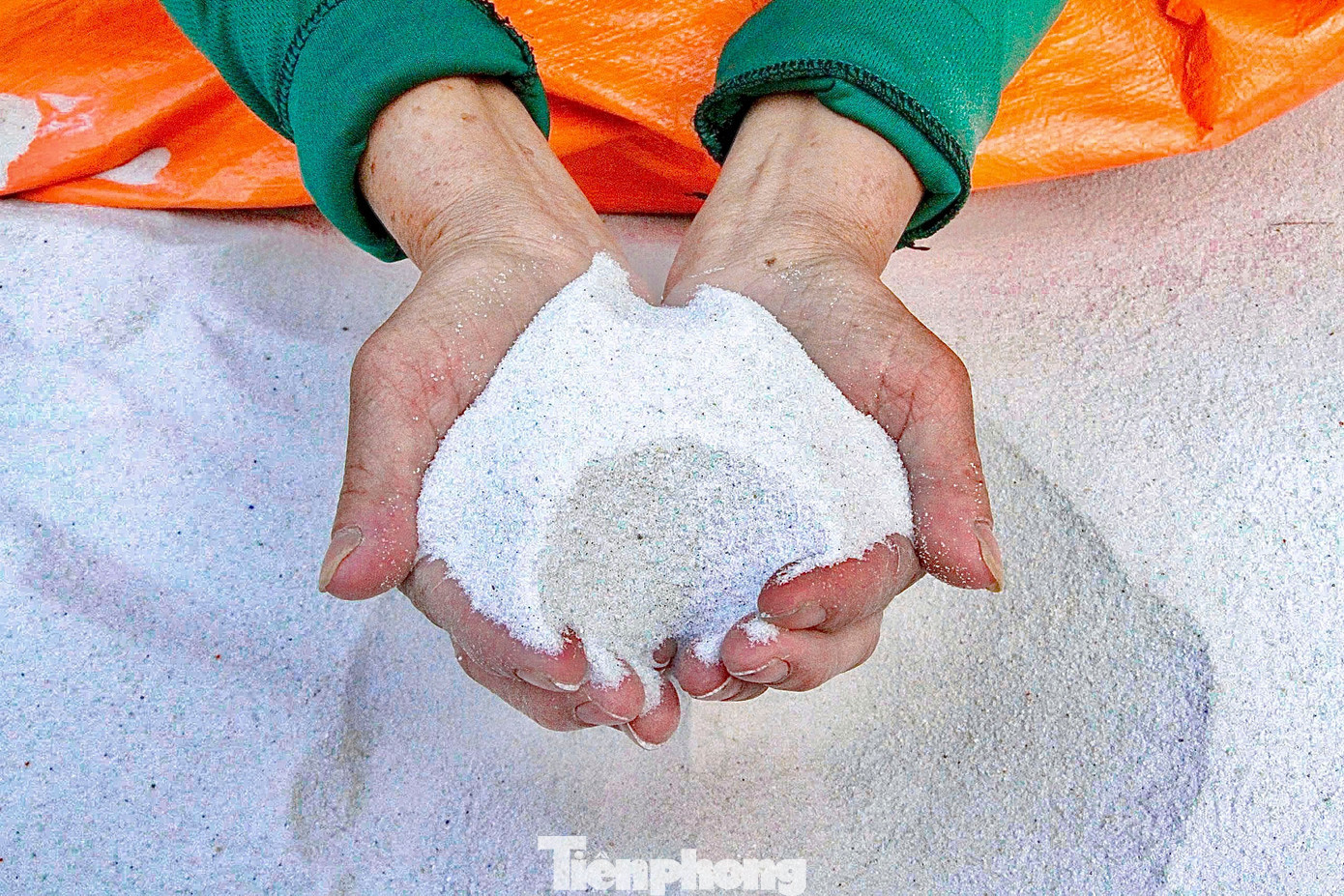 Kiếm tiền triệu mùa Tết từ nghề bán cát lư hương插图2 tp-catluhuong-3.jpg