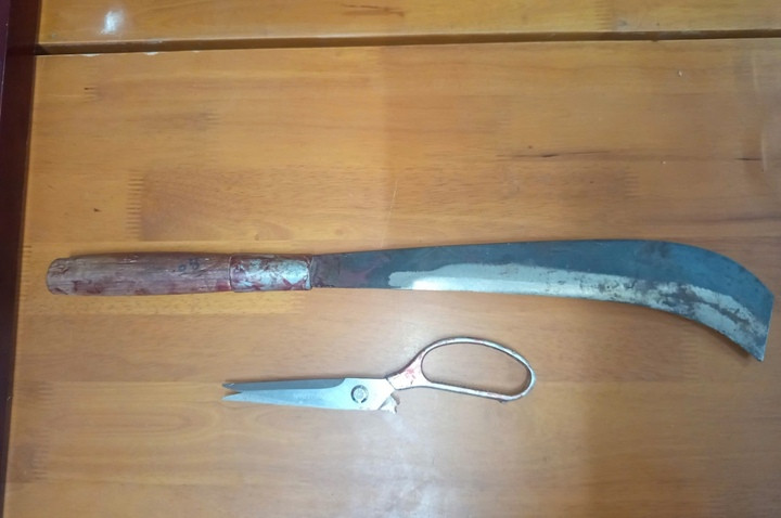 Công an thu giữ các loại dao, kéo mà Lê Thế Anh và Đặng Xuân Chính dùng để giải quyết mâu thuẫn. (Ảnh: Công an Quảng Trị)