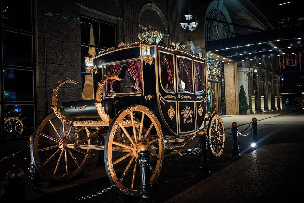 Thấy giá vàng tăng, khách sạn liền dỡ gạch dát vàng đem bán