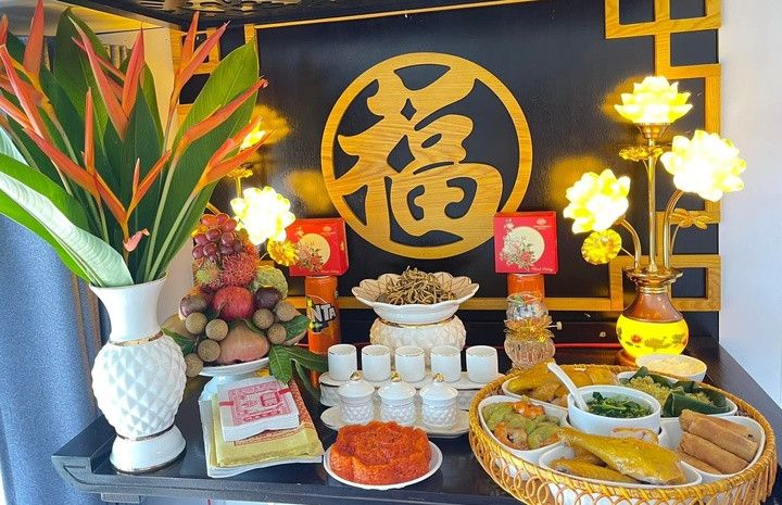 Việc đặt ba hũ gạo, muối, nước trên bàn thờ cần đúng vị trí, đúng cách để đảm bảo sự hài hòa trong không gian thờ cúng. (Ảnh: Group Trang trí bàn thờ)