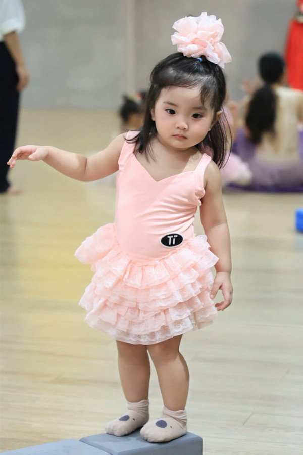 Lisa nhà Khánh Thi - Phan Hiển lần đầu diễn sân khấu , gây sốt cộng đồng mạng - Ảnh 6.