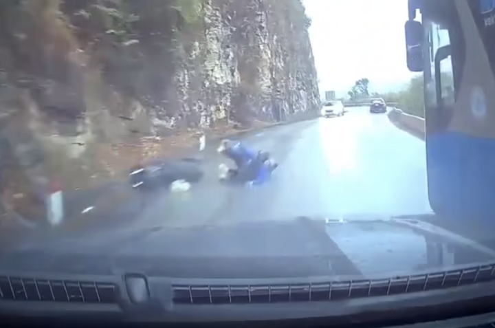 Ô tô vượt ẩu chèn qua 2 người đi xe máy.