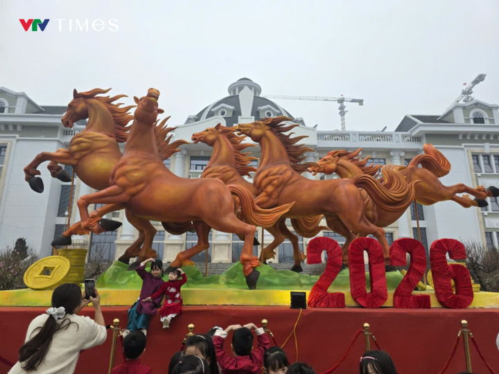 Tại quảng trường Hùng Vương, phường Việt Trì, Phú Thọ, 5 chú ngựa với tạo hình cơ bắp, phóng khoáng, phi nhanh về phía trước tạo cảm xúc hứng khởi vui tươi, thu hút đông đảo khách tham quan. (Ảnh: VTV Times)