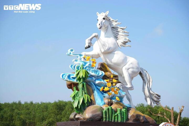 Linh vật bạch mã tung vó giữa không gian xanh mướt của đồi Chuông Gió thôn Tam Hiệp (xã Bình Điền, TP Huế) cũng gây sốt trên mạng xã hội. Linh vật được tạo hình thanh thoát và uy nghi với chú ngựa vượt núi, đạp mây biểu trưng cho ý chí kiên cường, khát vọng chinh phục thử thách, hướng tới thành công, thịnh vượng và bình an trong năm mới.