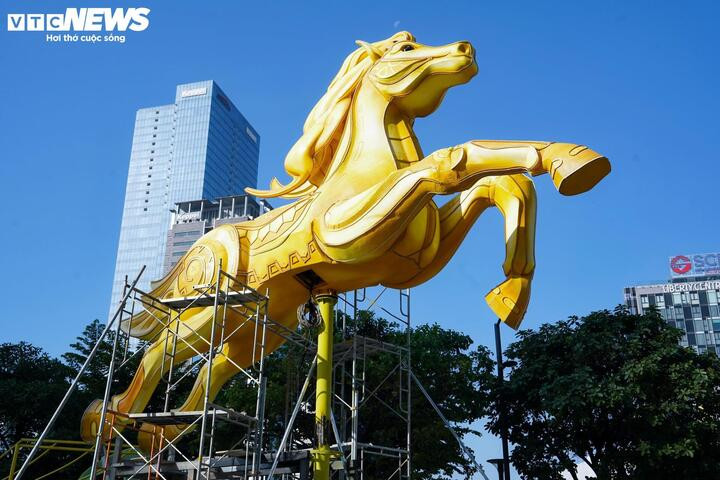 Linh vật có cấu trúc tạo hình hiện đại, lấy cảm hứng từ hình tượng Thánh Gióng cưỡi ngựa bay về trời, biểu trưng cho sức mạnh, ý chí quật cường và khát vọng vươn lên. Cộng đồng mạng đánh giá cao đường nét tinh xảo cũng như phong thái của chú ngựa này. (Ảnh: Lương Ý)