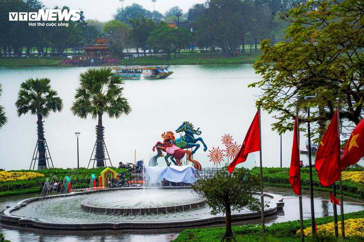 Linh vật chào Xuân Bính Ngọ 2026 tại Công viên Lý Tự Trọng bờ nam sông Hương thuộc phường Thuận Hóa, TP Huế rất thu hút du khách. (Ảnh: Lê Đình Hoàng)