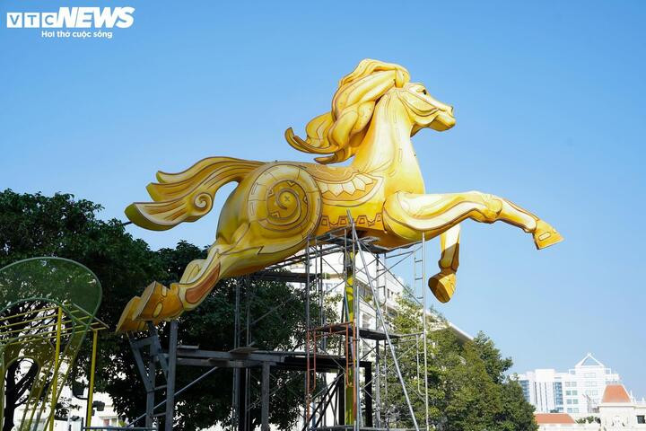 Một trong những linh vật thu hút sự chú ý nhất là mô hình ngựa cao gần 7m, nặng khoảng 2 tấn đặt tại đường hoa Nguyễn Huệ, TP.HCM; lấy cảm hứng từ hình tượng Thánh Gióng. (Ảnh: Lương Ý)