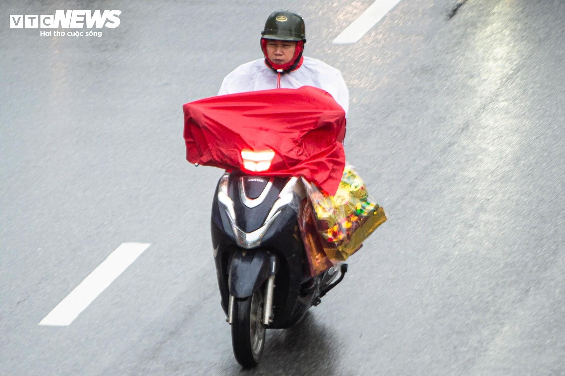 Người Hà Nội đổ ra đường sắm Tết, giao thông kẹt cứng từ sáng sớm - 2